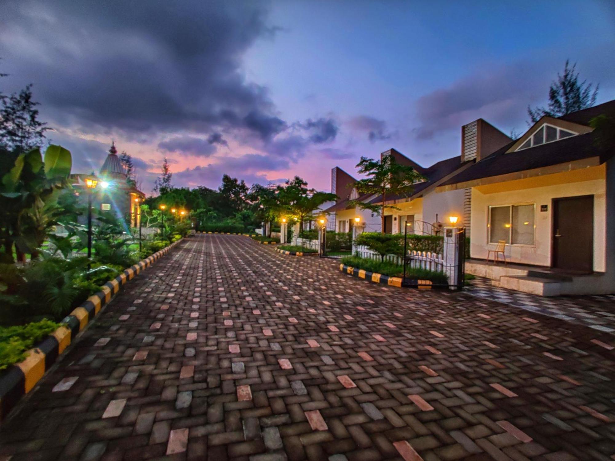 Pushpam Sanskruti Resort Karjat - A Pure Veg Resort Dhamni Eksteriør billede